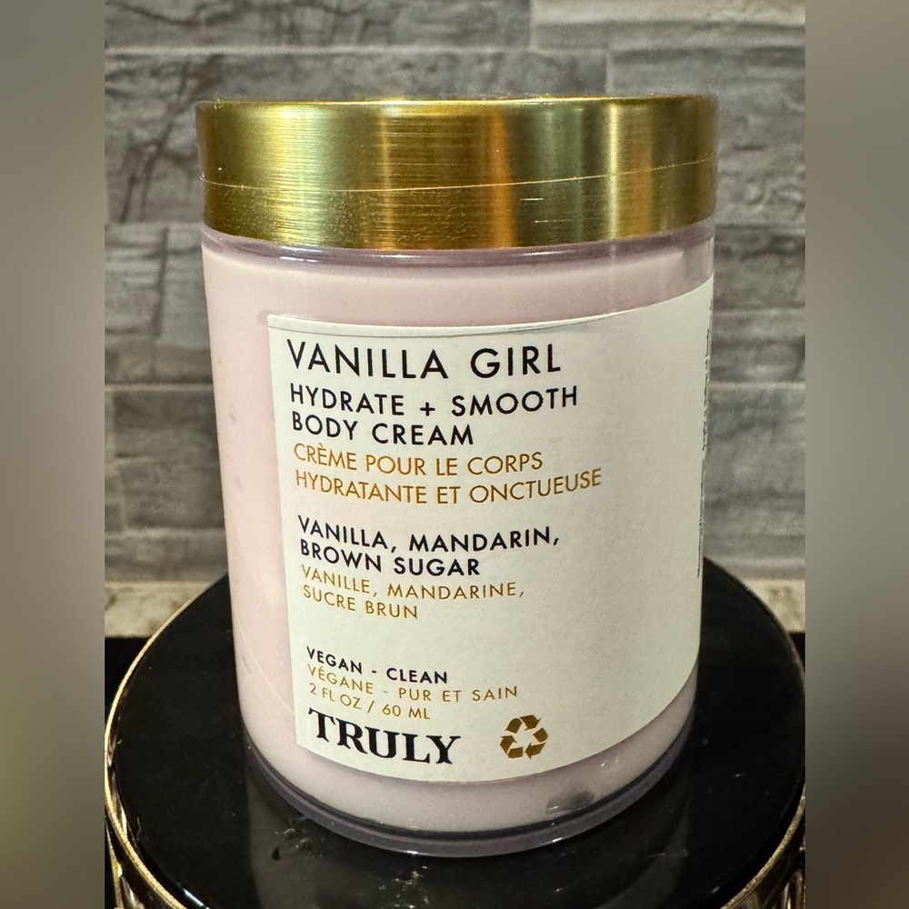 TRULY Vanilla Girl Hydrate + Smooth Body Cream 60mL